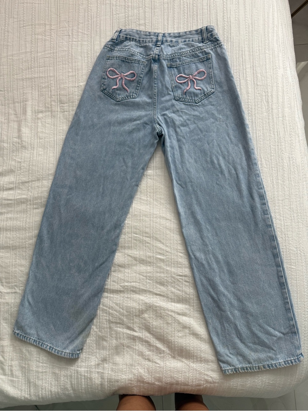 SHEIN Light Blue Straight-Leg Jeans with Pink Bow Pocket Embroidery